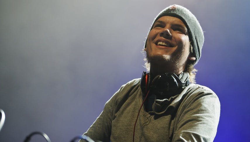 Avicii Song: Wie die Charts Avicii die letzte Ehre erweisen!