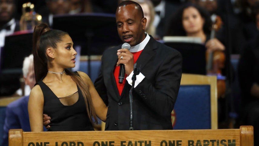 #RespectAriana: Bischof berührt Ariana Grandes Brust auf Franklin-Trauerfeier